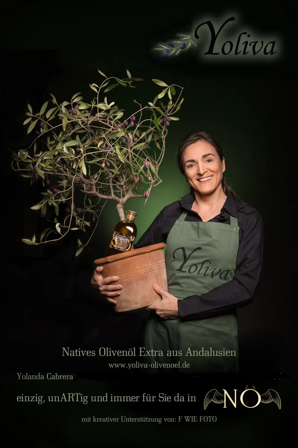 Yolanda Cabrera hält ein Olivenbäumchen im Tontopf, davor eine Flasche Olivenöl; darunter die Zeile „Natives Olivenöl Extra aus Andalusien“.