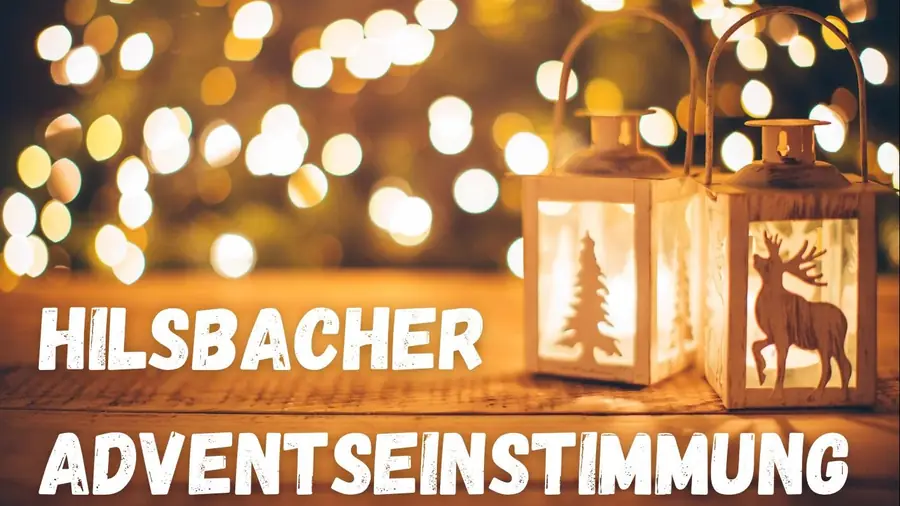Zwei Laternen mit Tannenbaum und Hirsch vor Lichterglanz, darunter der Schriftzug „Hilsbacher Adventseinstimmung“.